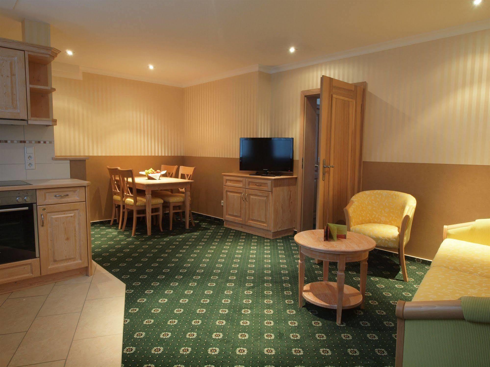 Hotel Bellevue เลาเอนบวร์ก ภายนอก รูปภาพ