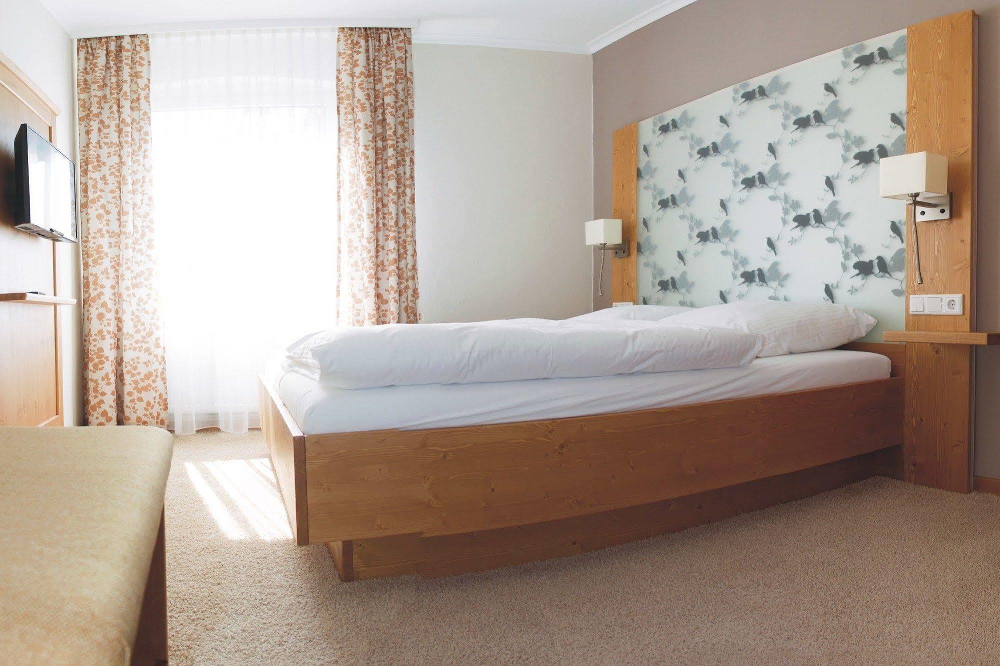 Hotel Bellevue เลาเอนบวร์ก ภายนอก รูปภาพ