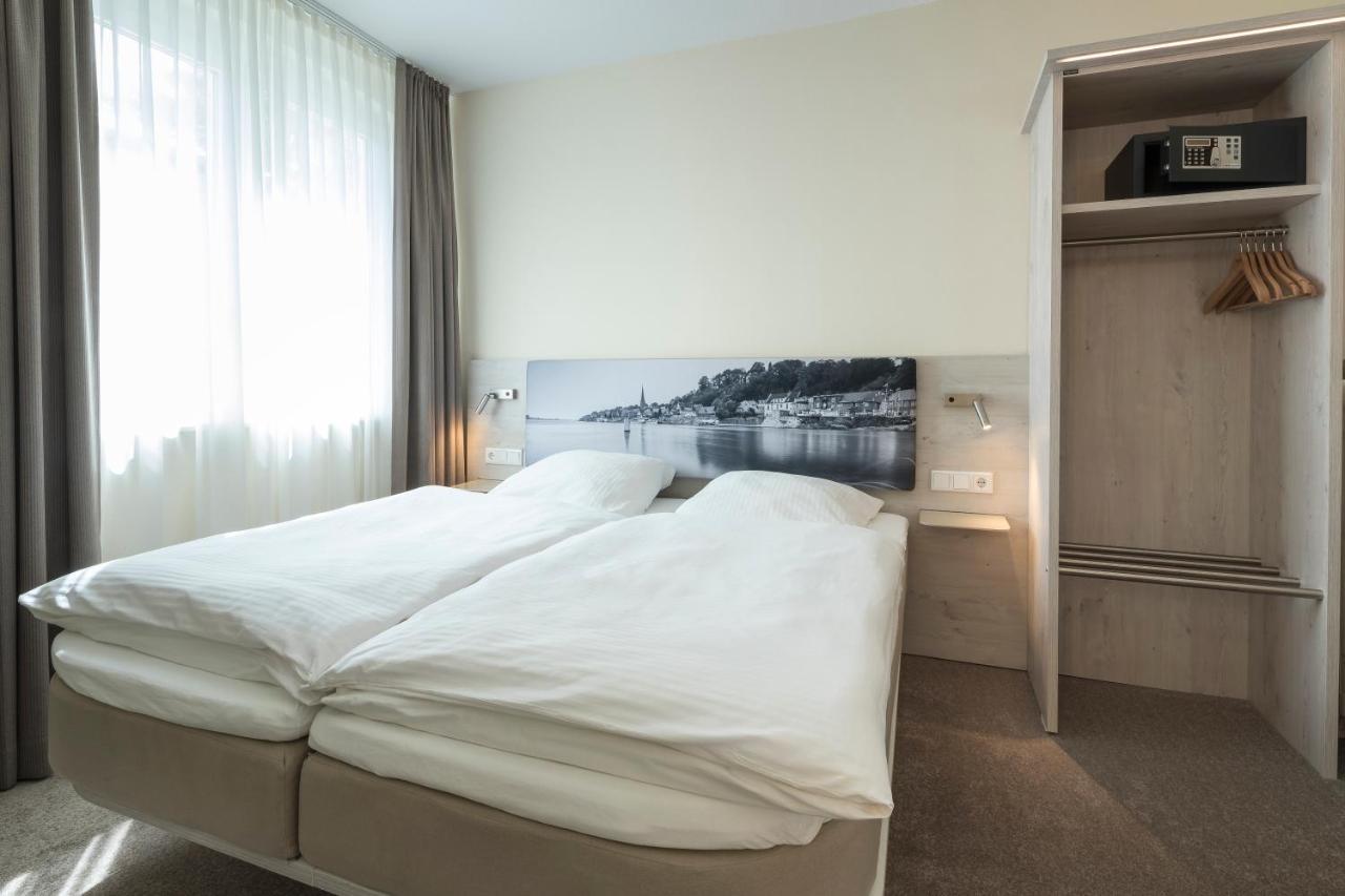 Hotel Bellevue เลาเอนบวร์ก ภายนอก รูปภาพ